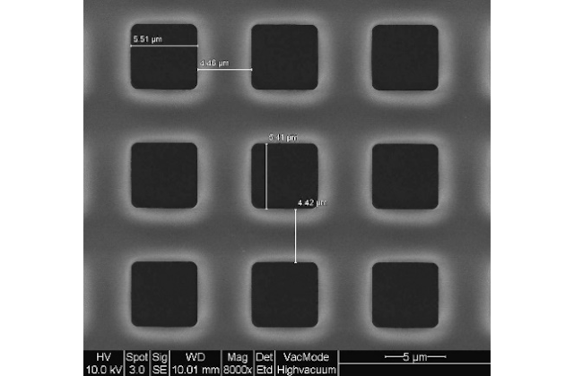 Квадраты со стороной 5 мкм на толстом фоторезисте 10 мкм